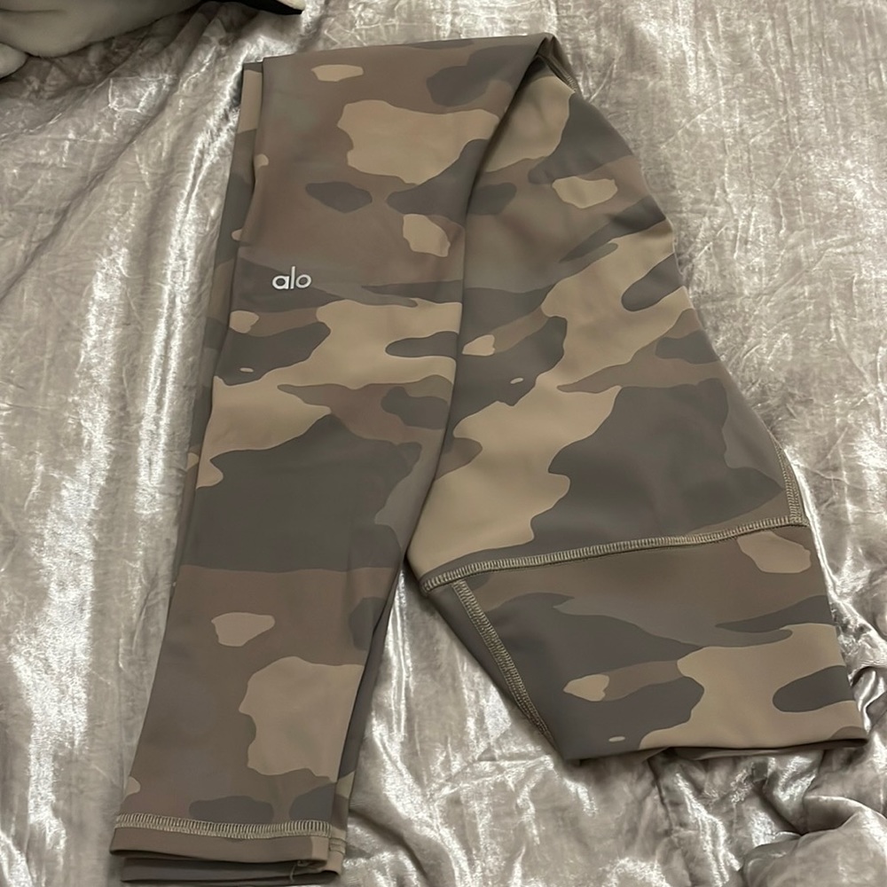 ALO yoga camo leggings- size small